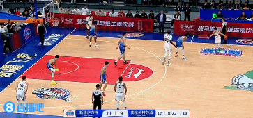 泰山压顶！法尔拼下前场篮板 几乎没起跳双手暴力完成补扣