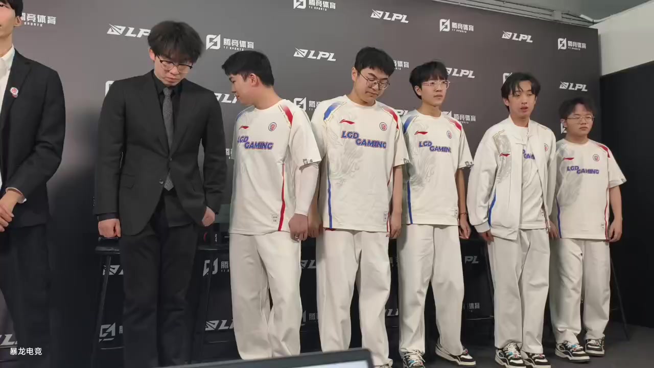 二位在一起吧！LGD两位教练群访合照环节紧紧握住彼此