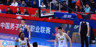 🤪师从莫兰特？青岛外援鲍威尔打中后 做出“扔手雷”姿势庆祝