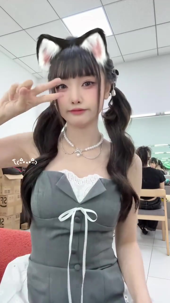 爱看多发！LPL主持周敢敢分享视频：只会一点简单的抖舞了