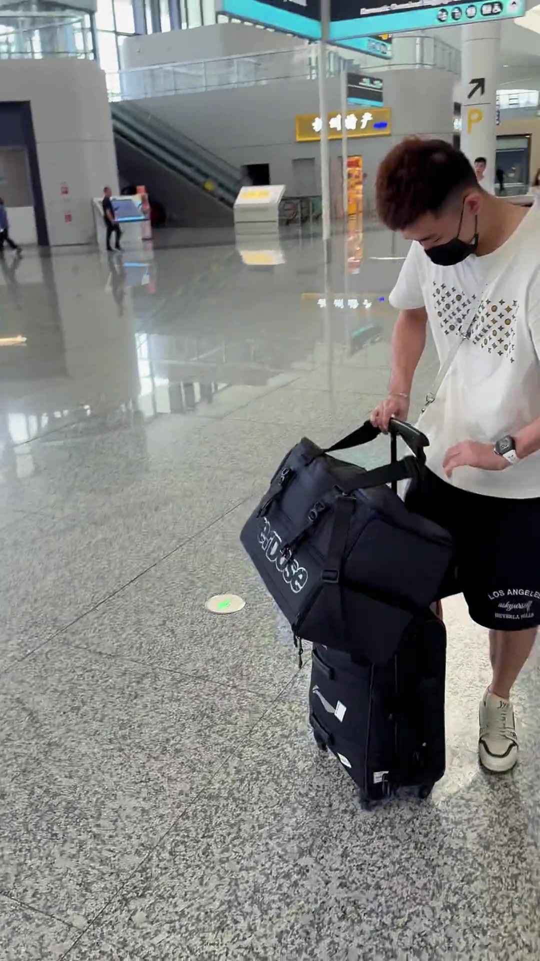 会玩儿 周琦晒随球队前往贵港视频 给孙铭徽P了个踢足球🤣