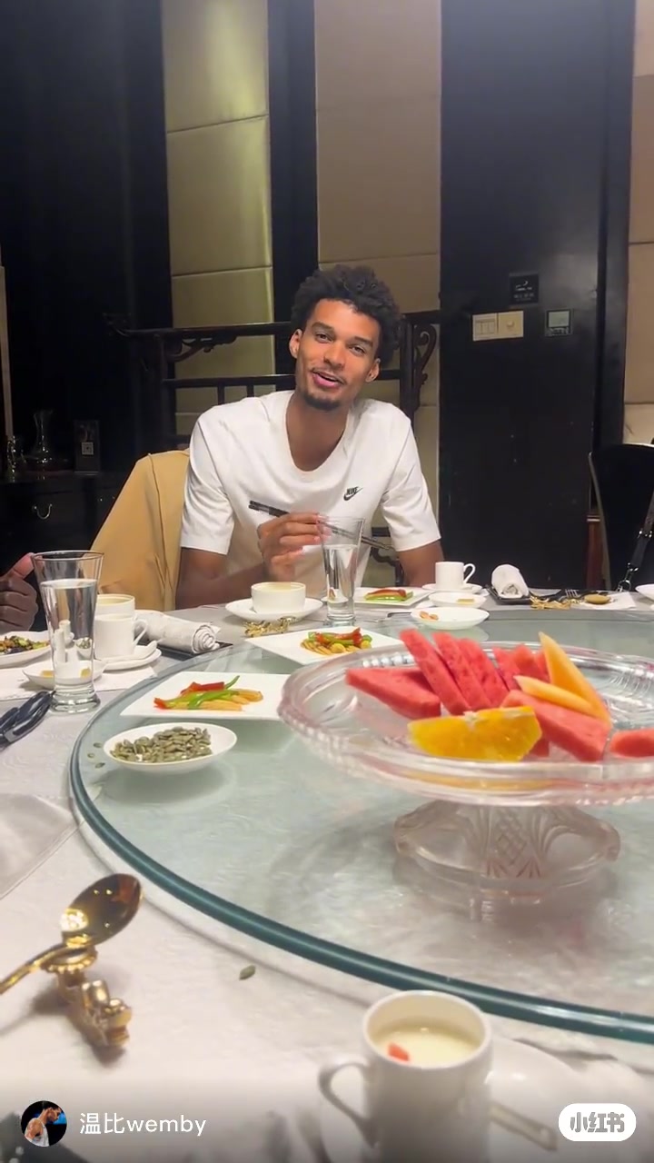 这水平如何🤣文班亚马一展歌喉秀中文 你听出来是什么歌了吗