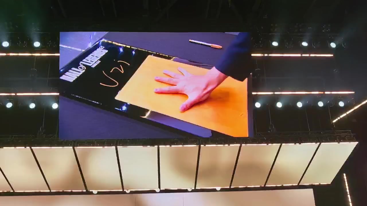 Uzi名人堂入选典礼现场照片：留下名人堂02号队服+手印记录👀