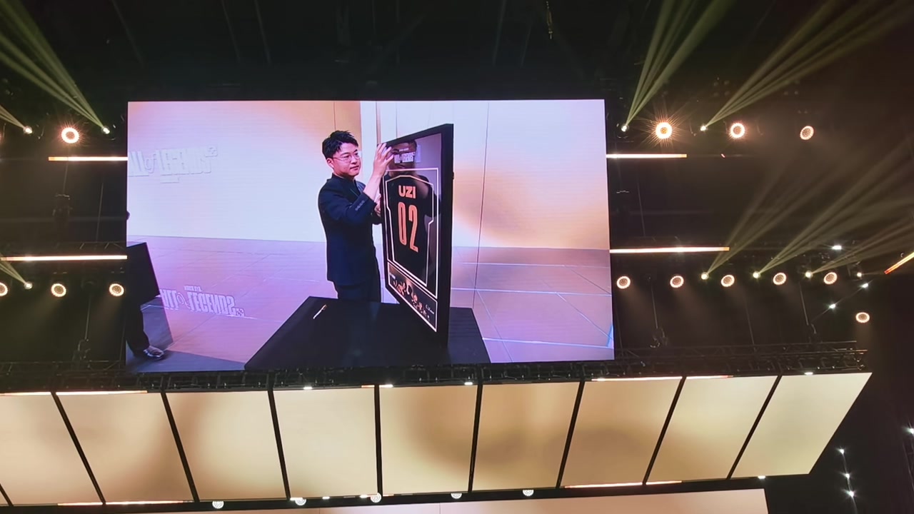 Uzi名人堂入选典礼现场照片：留下名人堂02号队服+手印记录👀