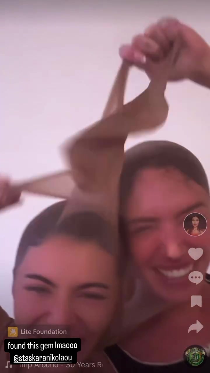 🌶️凯莉-詹娜玩丝袜套头整蛊游戏为顶级魔鬼身材闺蜜庆生🥵